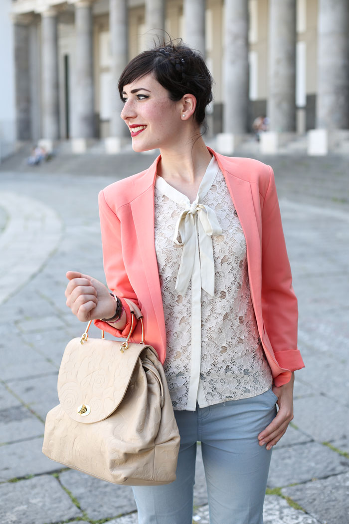 outfit colori pastello pantaloni camicia giacca sandali gardini spirit 