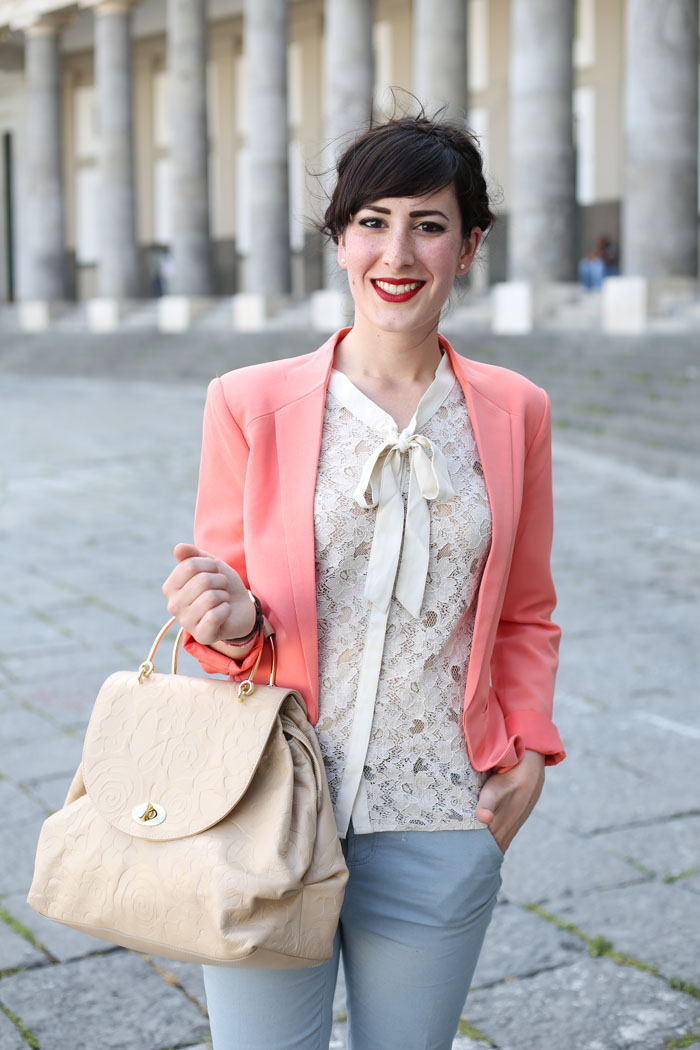 outfit colori pastello pantaloni camicia giacca sandali gardini spirit 