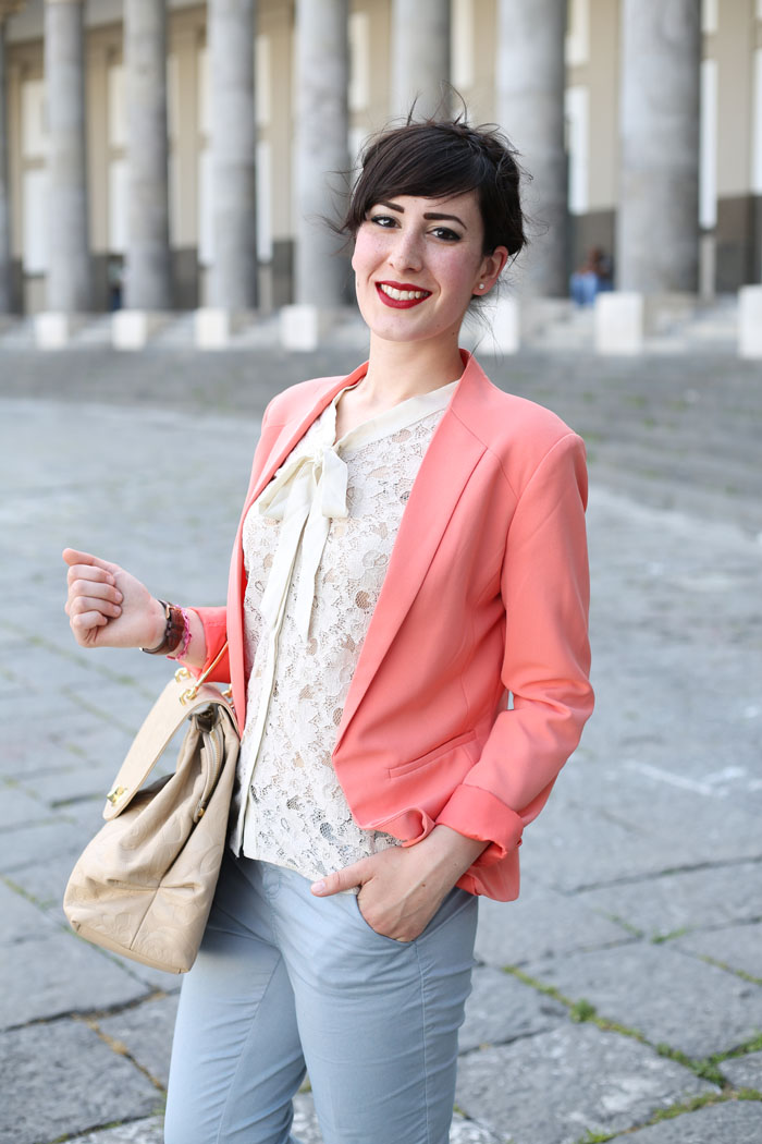 outfit colori pastello pantaloni camicia giacca sandali gardini spirit 