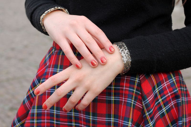 outfit-natale-manicure-smalto-rosso-glitter-tartan-paillettes