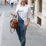 outfit casual chic salopette jeans blazer birkenstock