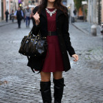 outfit invernale vestito burgundy stivali over the knee borsa miu miu
