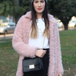 outfit pantaloni culottes pelliccia rosa borsa kate