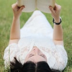 outfit boho vestito bianco pizzo libro parco