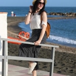 outfit pantaloni culotte off the shoulder top espadrillas toms