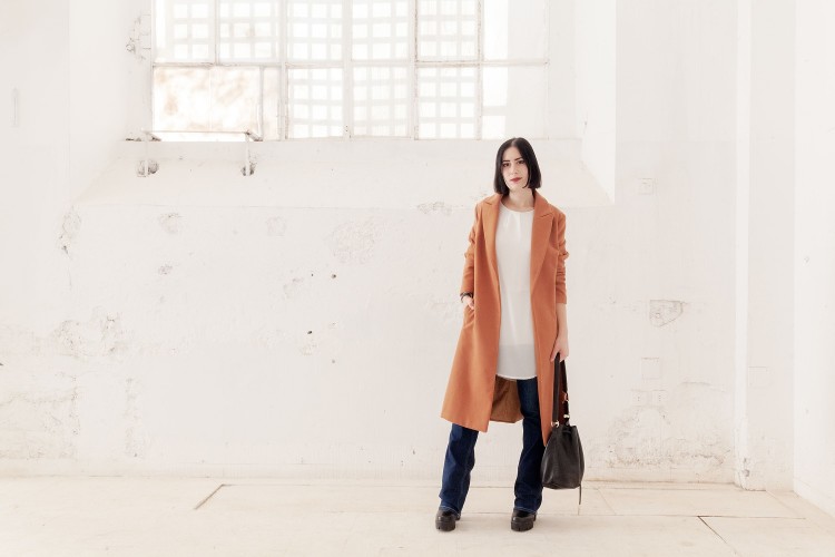 Outfit con jeans a zampa e camel coat