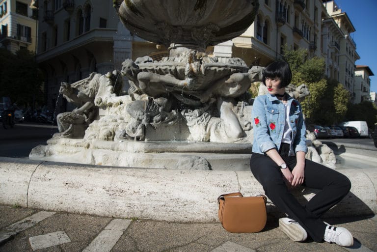 Adesivo Rosa Per Cappello A Secchiello Vintage | Vettore Gratis