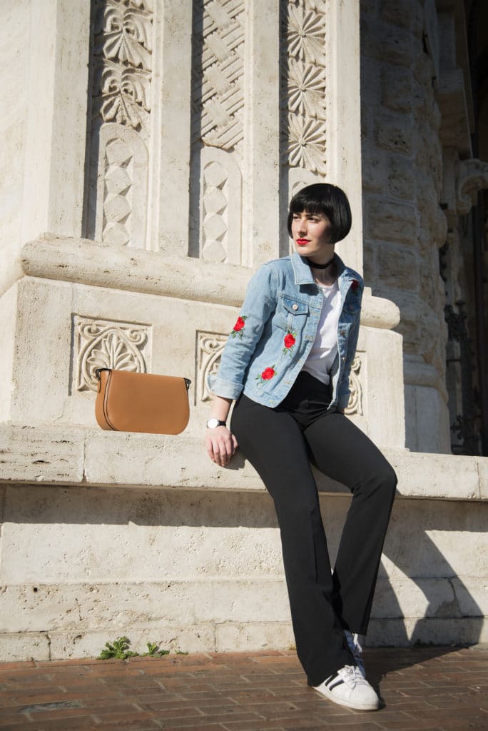 Adesivo Rosa Per Cappello A Secchiello Vintage | Vettore Gratis